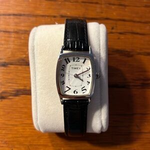 Timex Women’s stainless steel/leather watch. EUC. Needs battery.